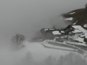 Panorama sul villaggio di Arlod sotto Lignan, tra nuvole e neve (3559 bytes)